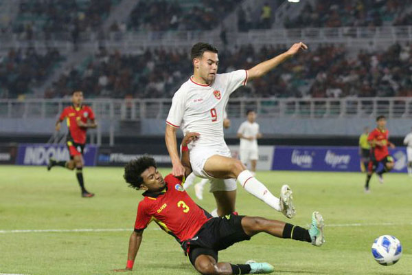 HT INDONESIA VS TIMOR LESTE 3-1: JENS RAVEN 2 GOL.